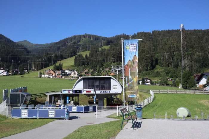 Mit dem Star Jet geht es in Flachau hinauf aufs Grießenkar